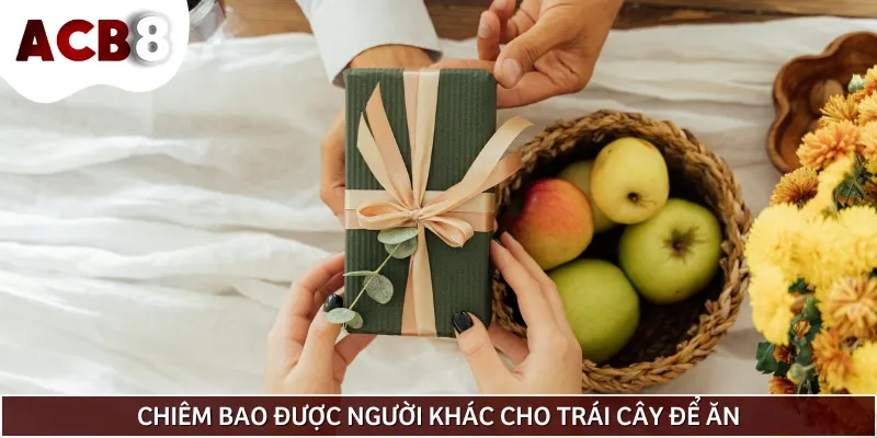 Mơ được người khác cho trái cây thể hiện sự giúp đỡ, hỗ trợ bất ngờ